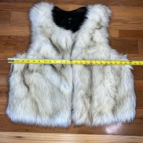 Yasss Lovey, This is soo you! ๐ Machine Washable Faux Fur Vest Mossimo size XL - Picture 9 of 10
